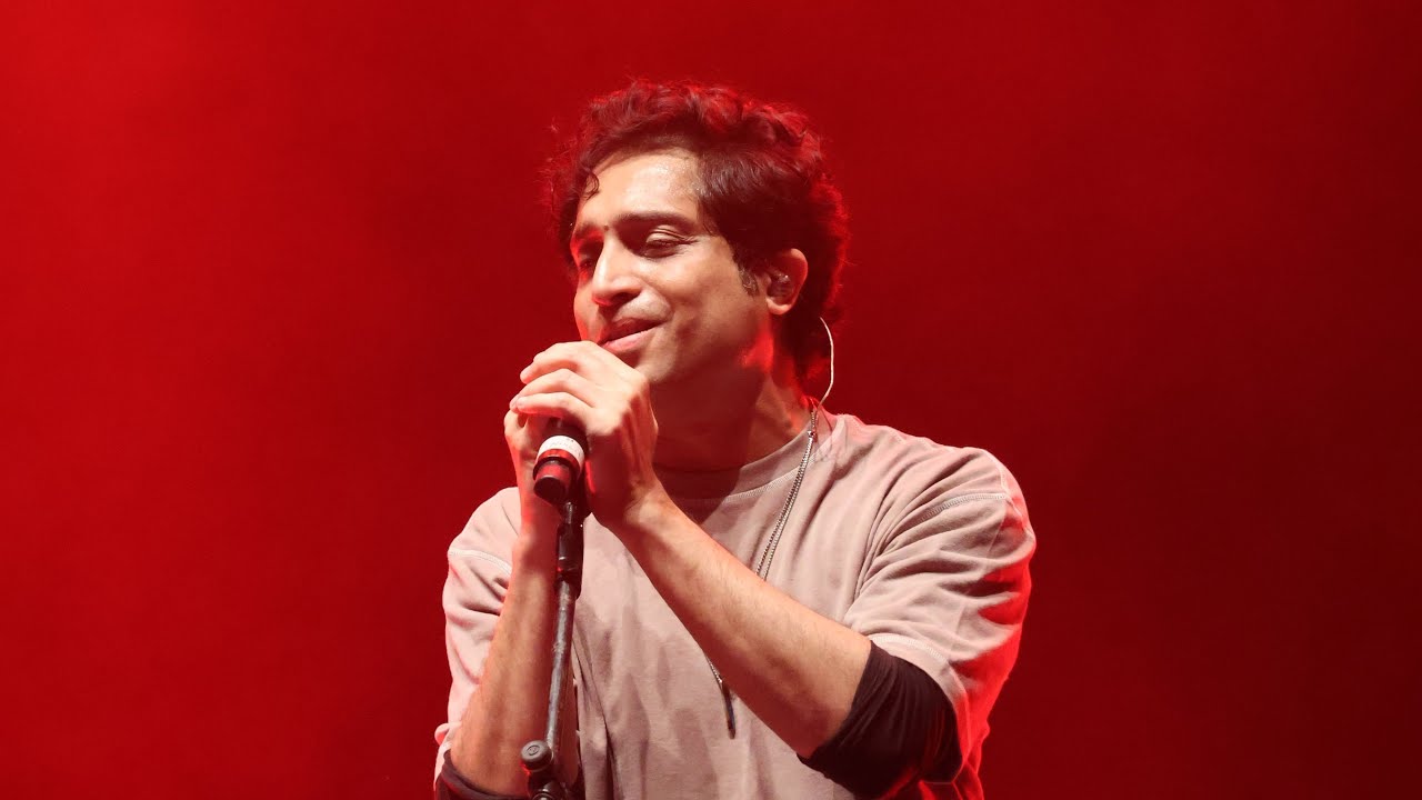 Nikhil D’Souza – Live Experience | A Soul-Stirring Journey Through Voices, Stories, and Visuals