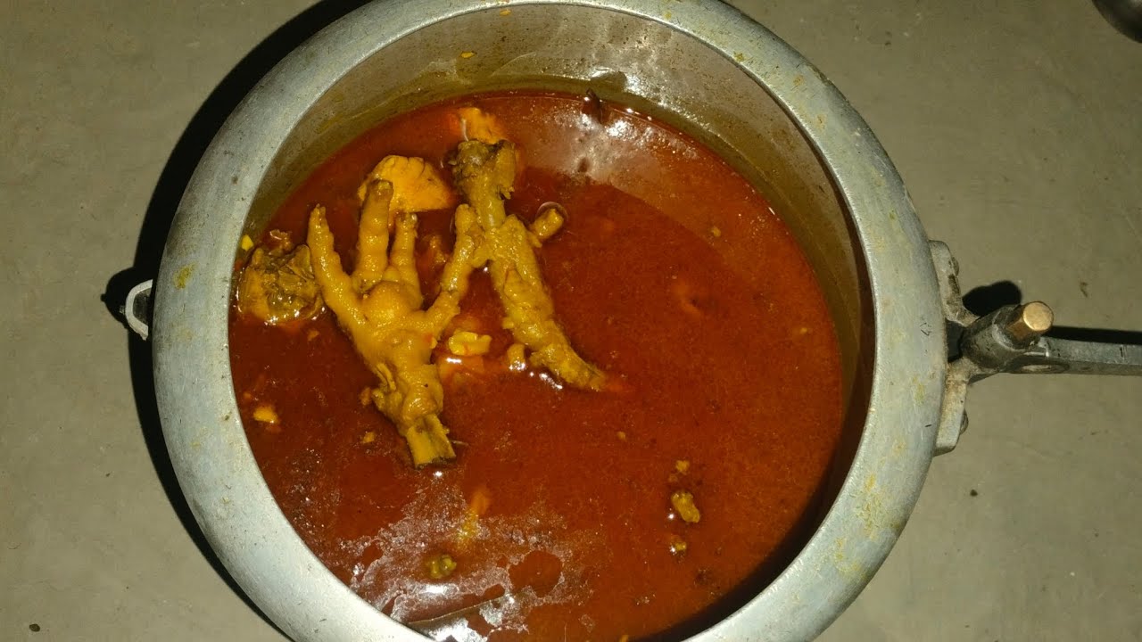 Aaj hamare ghar mein ban raha hai chicken ka paon chicken panja