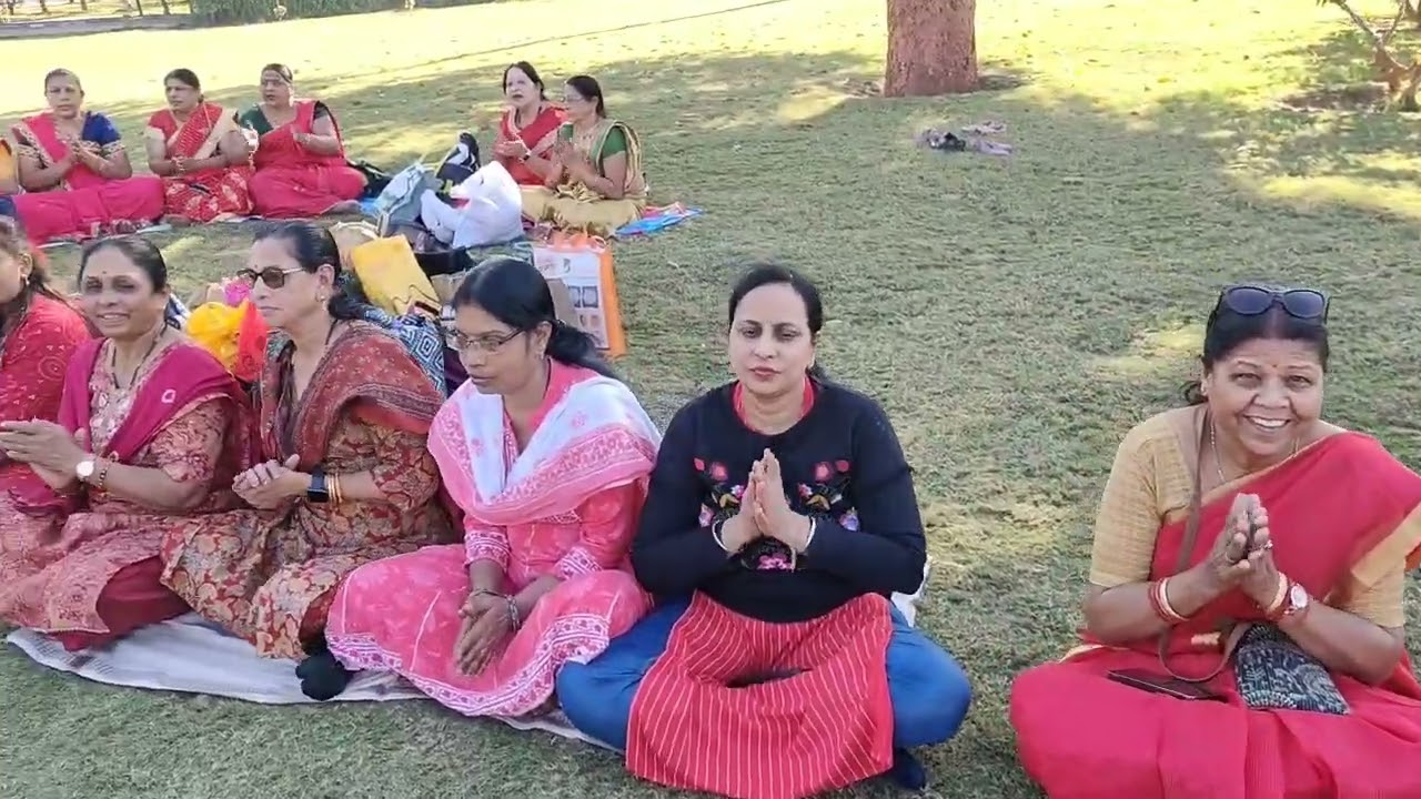 योगमित्र योगशाला वार्ड 82 की डब्बा पार्टी विश्राम बाग में 