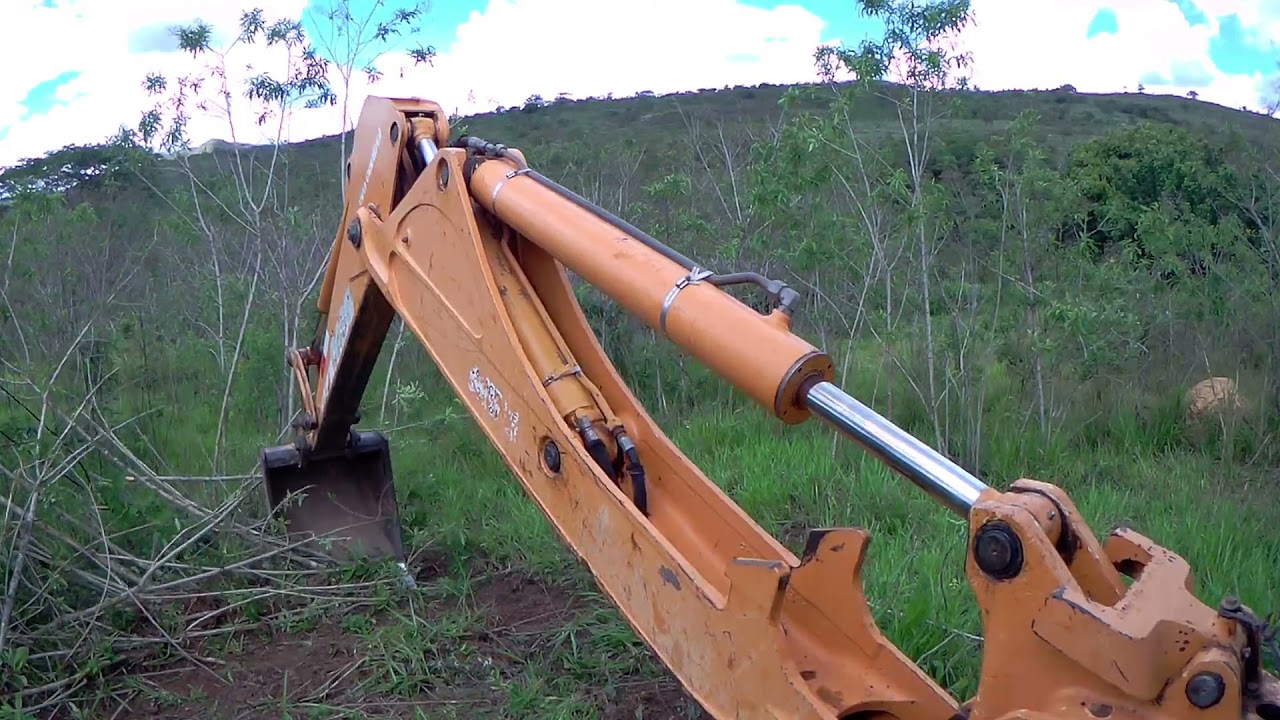 Limpeza recupera&ccedil;&atilde;o pasto retroescavadeira case 580 M / cleaning pasture backhoe case 580 M