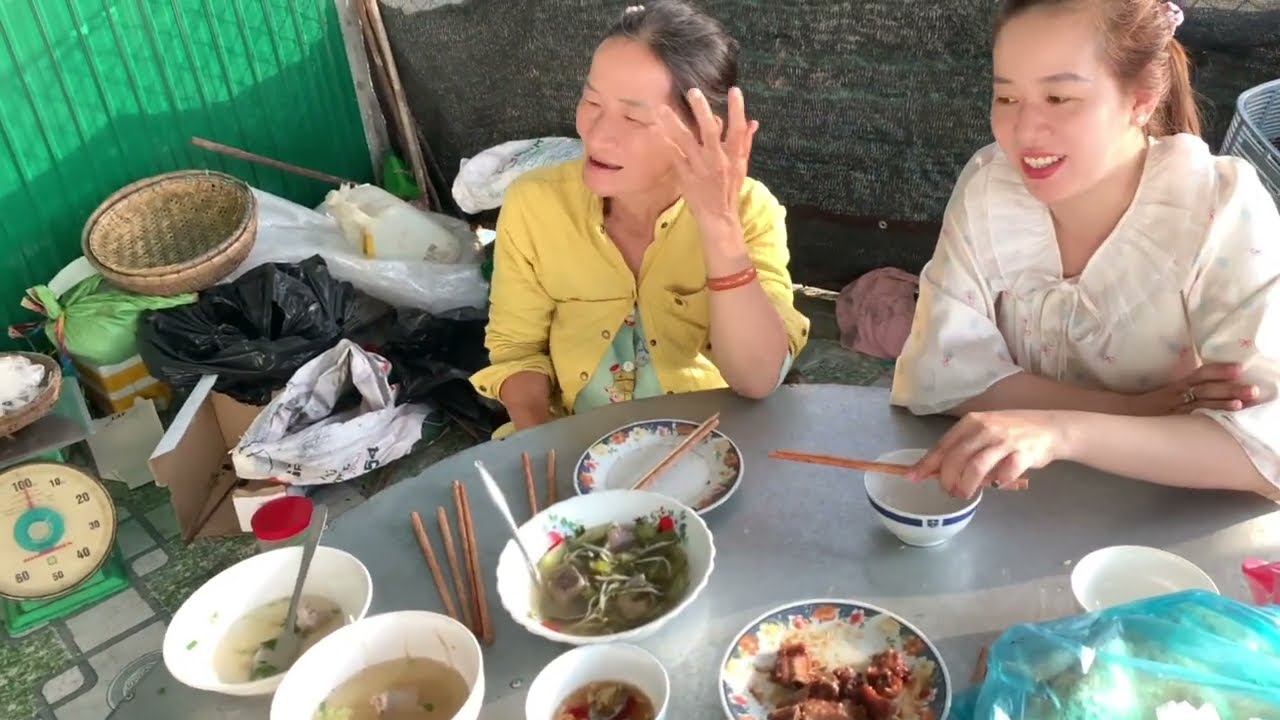 Bữa cơm mẹ tính nấu cho các con ăn để chuẩn bị lên xe vô thành phố tiếp tục một năm cày cuốc