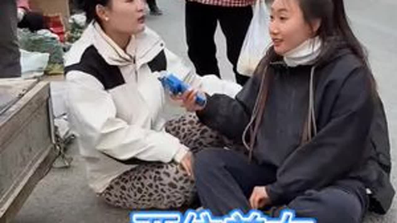 两位美女天生就是搞笑料 #搞笑 #美女 #户外 #民间实拍 #街拍