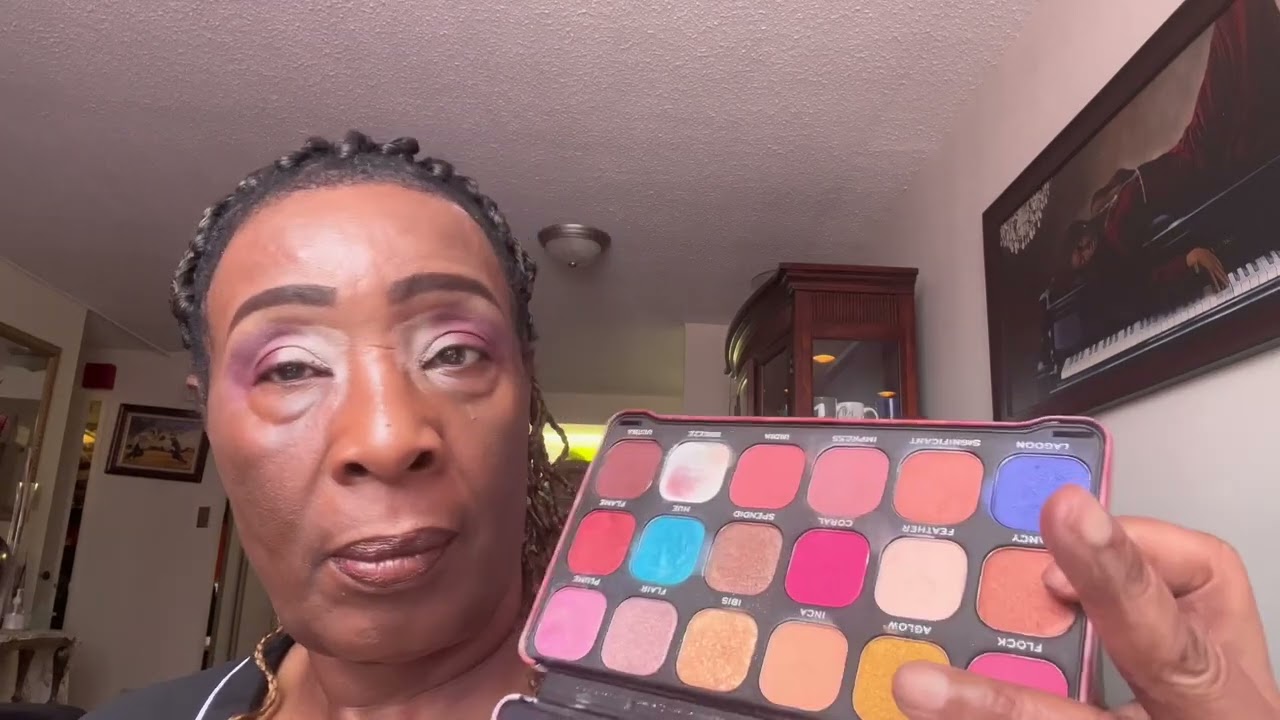 COLORFUL EYES LOOK FOR MATURE LADIES  