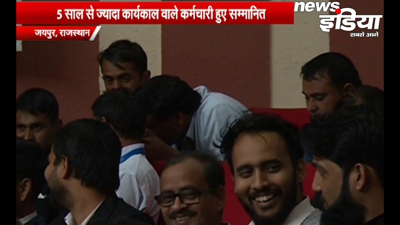 सम्मान पाकर खुश हुए पुराने कर्मचारी - News India : Nims University News | Prof Dr Balvir S Tomar