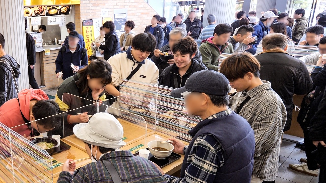 １日１４００杯売れる競馬めし。勝負師達を支える場内立ち食いきしめん屋に密着丨Japanese Standing noodle at the Racecourse.