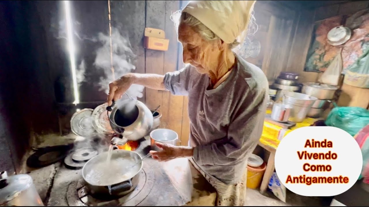 Com 84 anos de idade￼ Dona vicentina trabalha fazendo o servi&ccedil;o bruto da ro&ccedil;a&hellip;