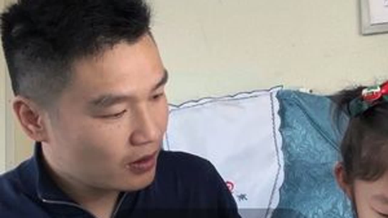 从南到北，父女俩在火车上泡面加鸡蛋，小奶糖吃的很香。#vlog十亿流量扶持计划 #春运