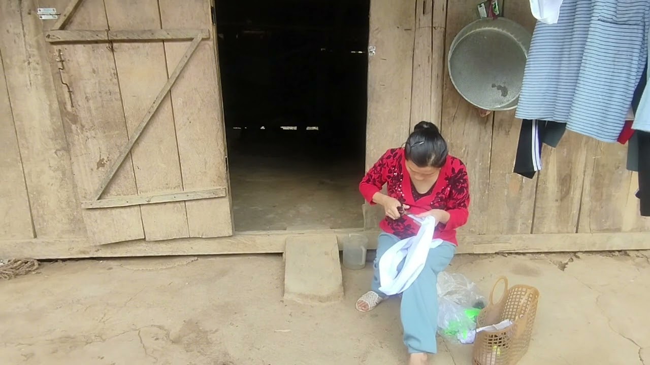 The embroidery techniques of the Hmong people in the highlands. Ly Tu Chau