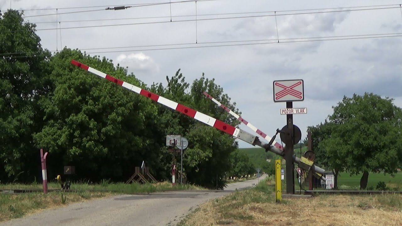 Mechanické železničné priecestie Mužla (1) (SK) (4.7 2021) Railroad Crossing