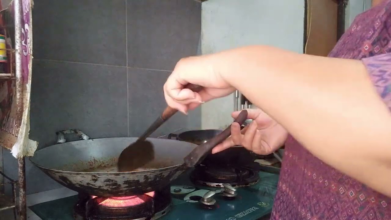 กำลังทอดหมูให้หลานค่ะ