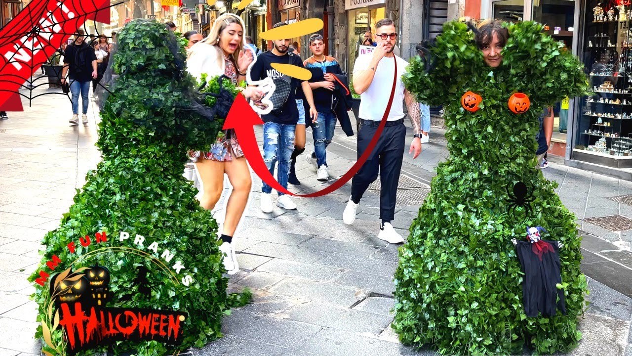 Scary Halloween Prank 💀 Top Reaction In Naples, Italy/Bushwoman Prank