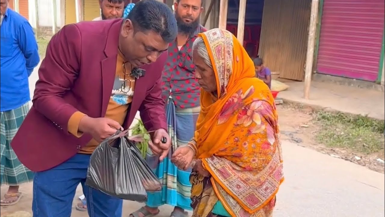 অসুস্থ শরীল নিয়ে মাছের দিকে তাকায় আছেন অসহায় মা