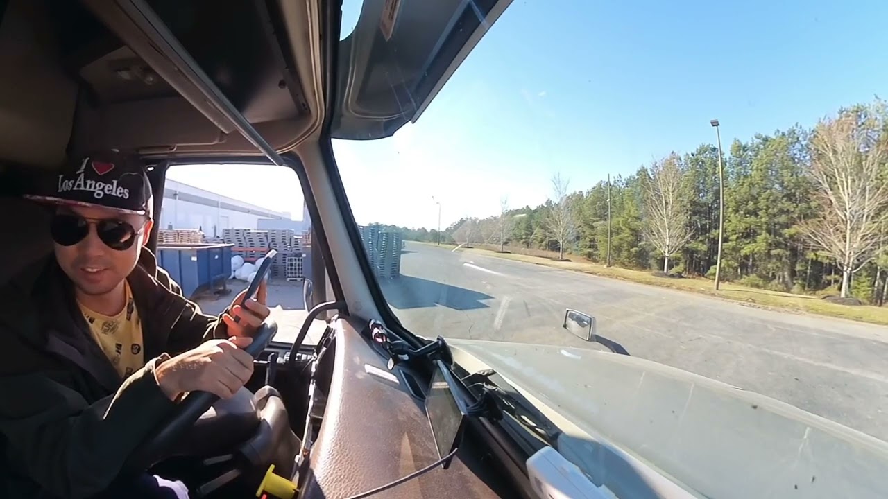 仓库里的白人大姐要求我做个反向倒车(反倒) 顺利完成任务