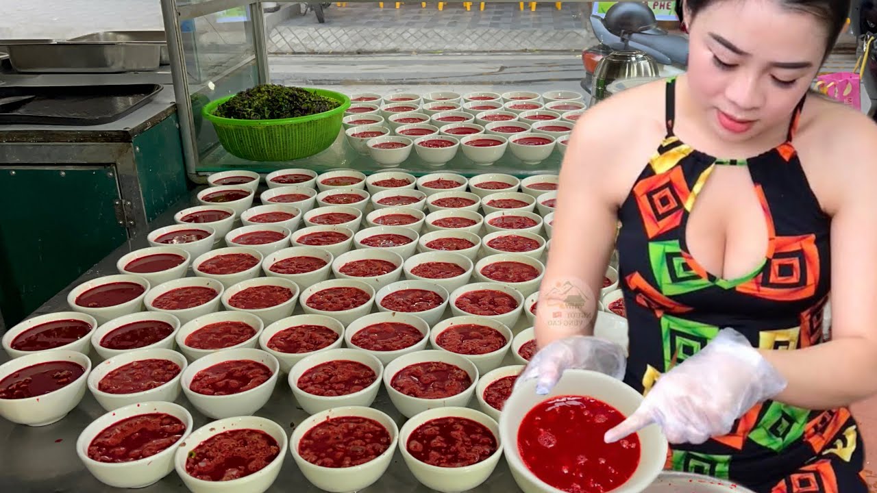 Sáng mùng một ở quán cháo lòng t,iết canh, vỡ trận khách đông ko lối vào