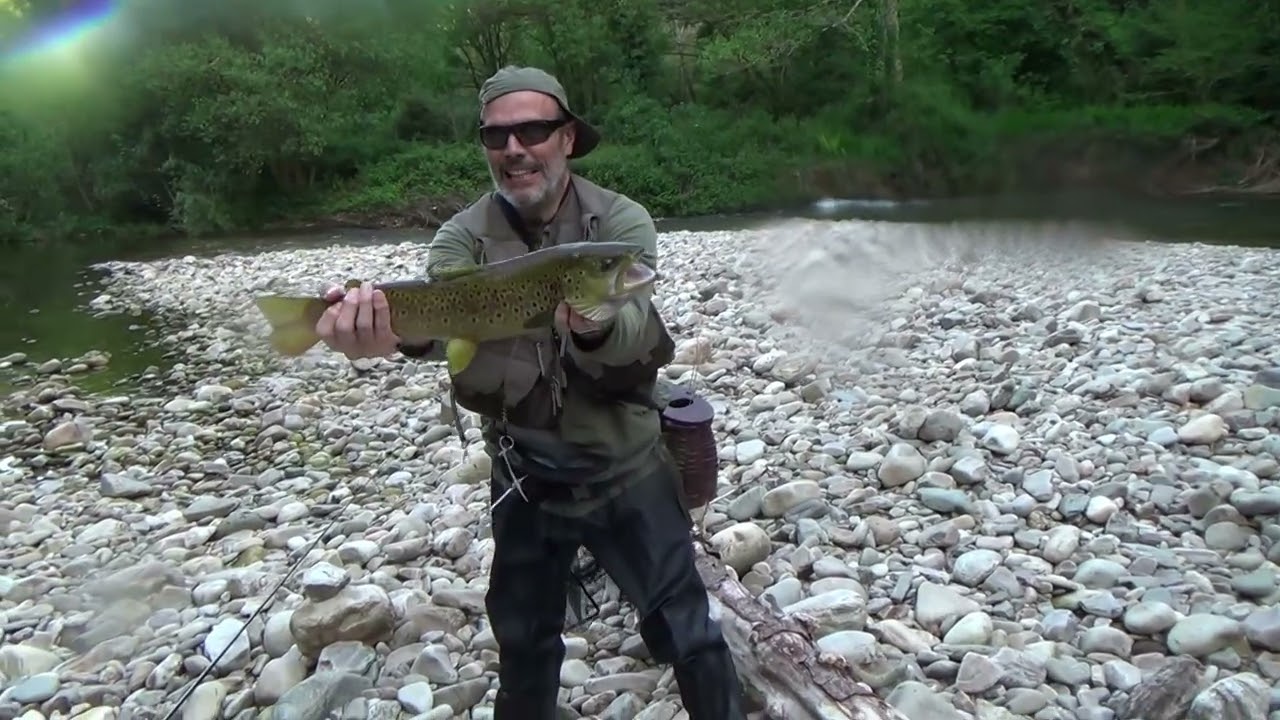 Pesca de un Gran Reo Viejo en la zona Libre del Río Esva en Asturias Paraíso Natural