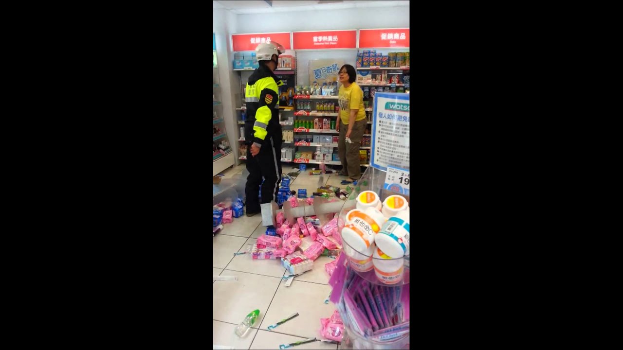 打人砸店又襲警的瘋子。