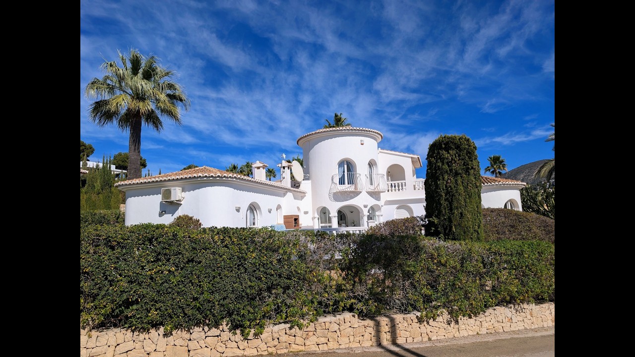 Beautiful villa with pool for sale in Moraira