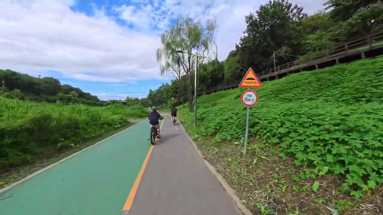 Riding Yangjae-cheon (양재천), Seoul right after a heavy rain | 4K Bike View
