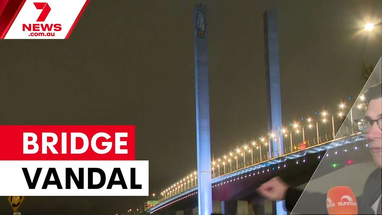 Граффити-вандал перекрыл мост Болте | 7NEWS