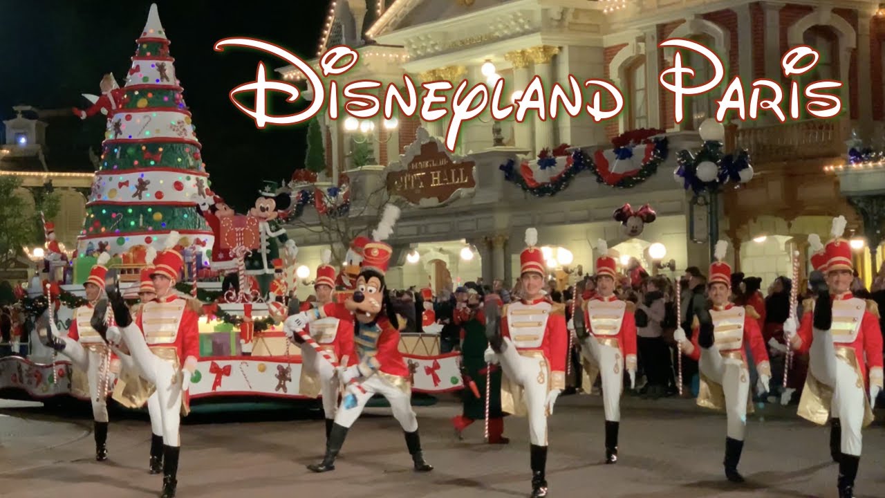 Disney Christmas Parade by night at Disneyland Paris!