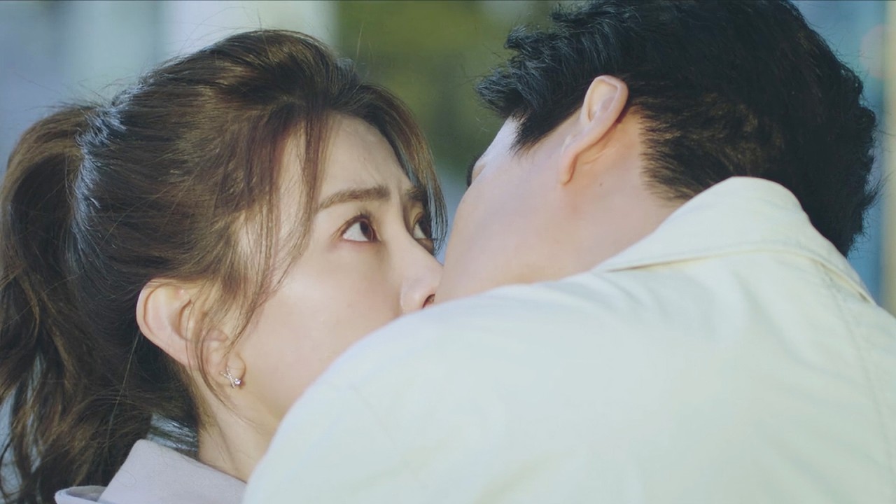 💞【MOVIE】女孩偷偷跟蹤霸總，他意識到她喜歡自己，怎料她卻不承認，狠狠吻上她 #好看中国电视剧 #爱情