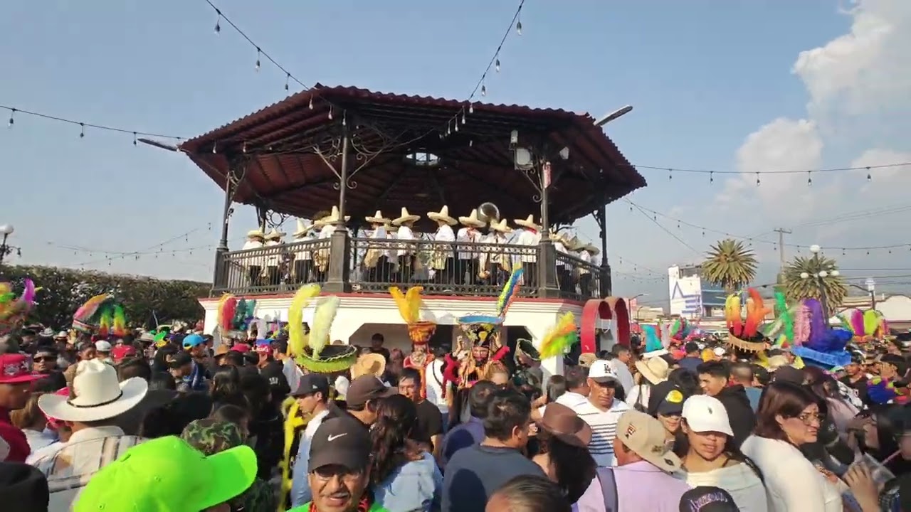Visité Amecameca de Juaréz y asi vive el carnaval de los chinelos y la banda tlayacapan 