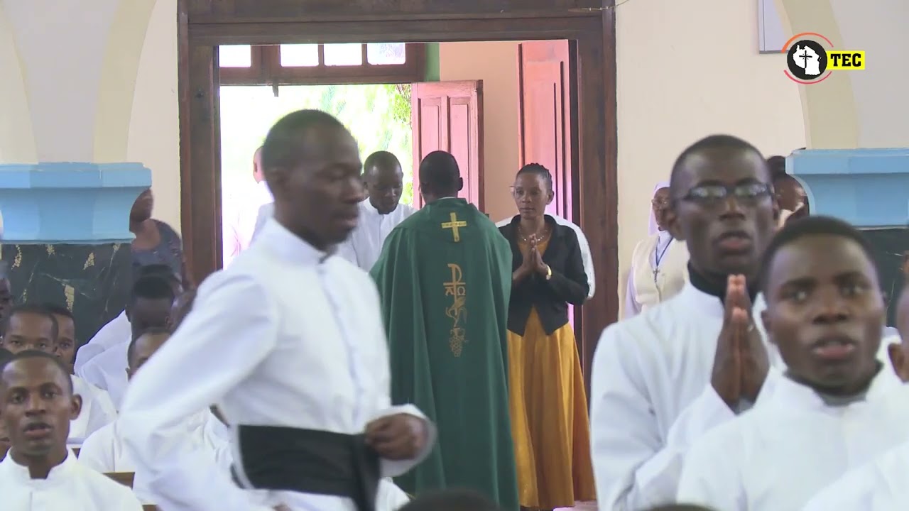 YESU ANAKUALIKA MEZANI // KWAYA YA MAFRATERI SEMINAKUU YA MT.PAULO MTUME KIPALAPALA