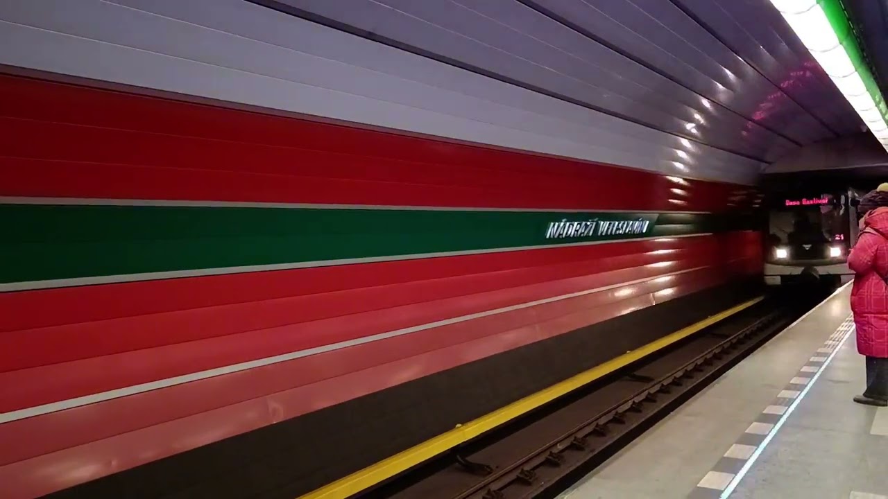 Př&iacute;jezd metra A do stanice N&aacute;draž&iacute; Veleslav&iacute;n