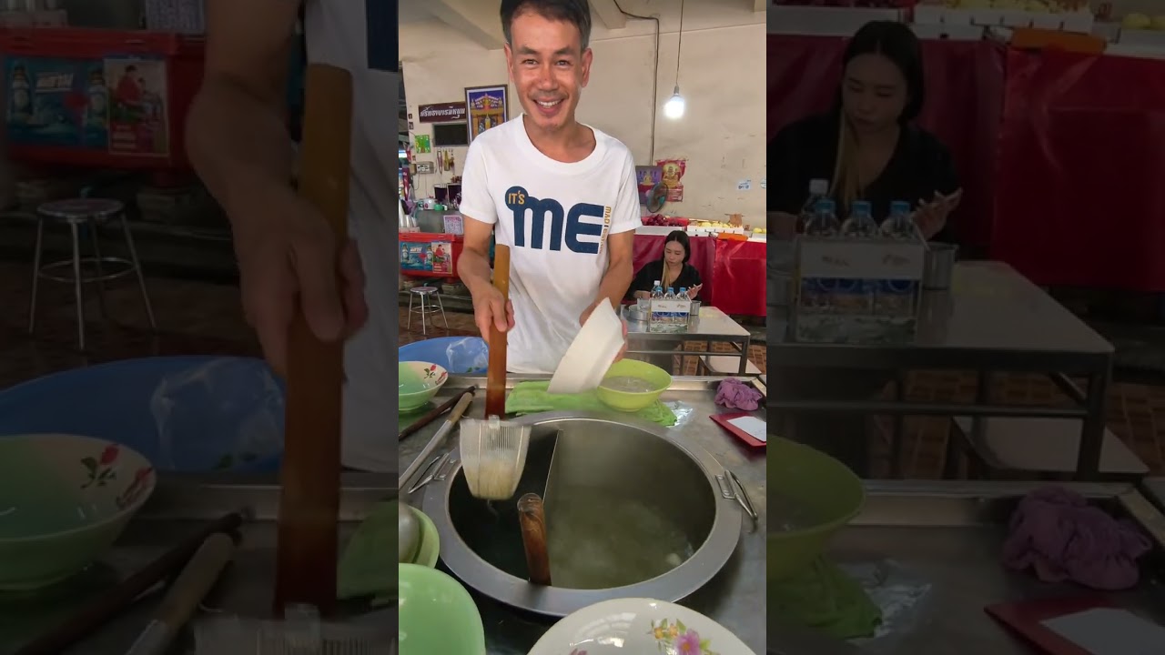 ร้านก๋วยเตี๋ยวหมูโบราณ พี่โก้ ตลาดทรัพย์สิน แปดริ้วฉะเชิงเทรา ความอร่อยในตำนานรุ่นที่ 3