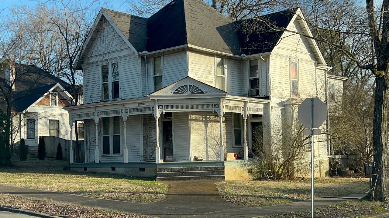 Fayetteville, Tennessee - Small Town Charm, Squatted Trucks And Donks On 32’s