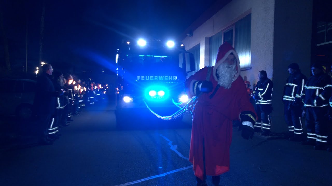 Weihnachtsmann bringt neues Löschgruppenfahrzeug