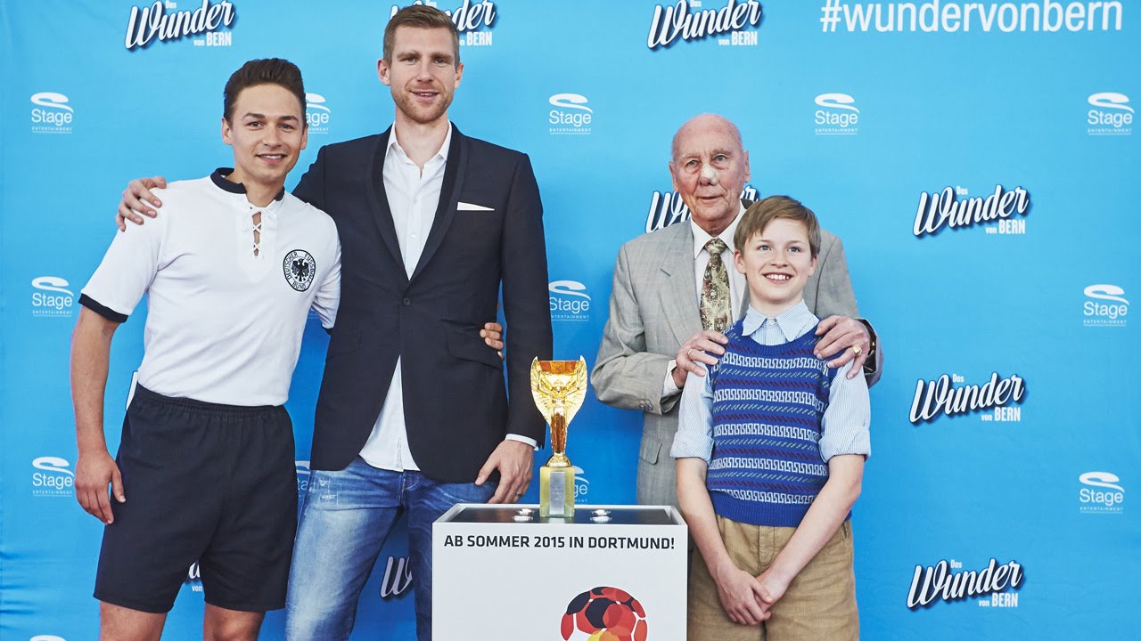 DAS WUNDER VON BERN - Weltmeister Eckel und Mertesacker überreichen WM-Pokal