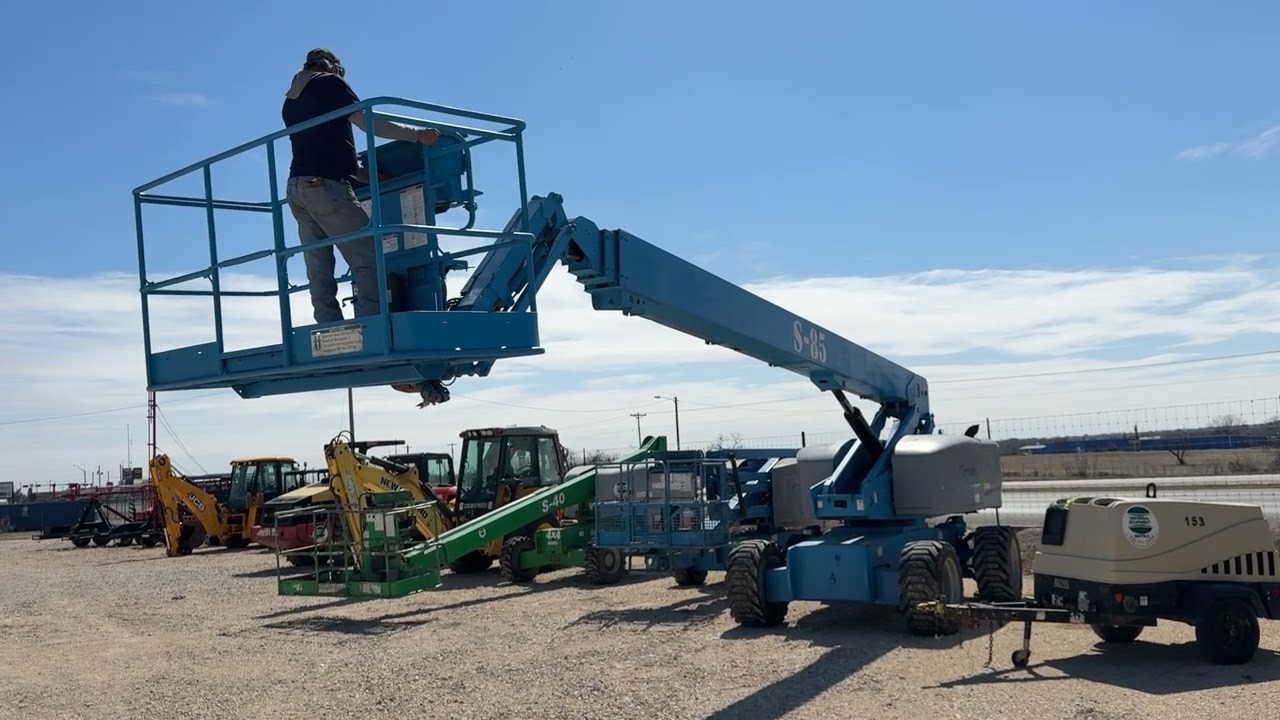 GENIE S85 BOOM LIFT
