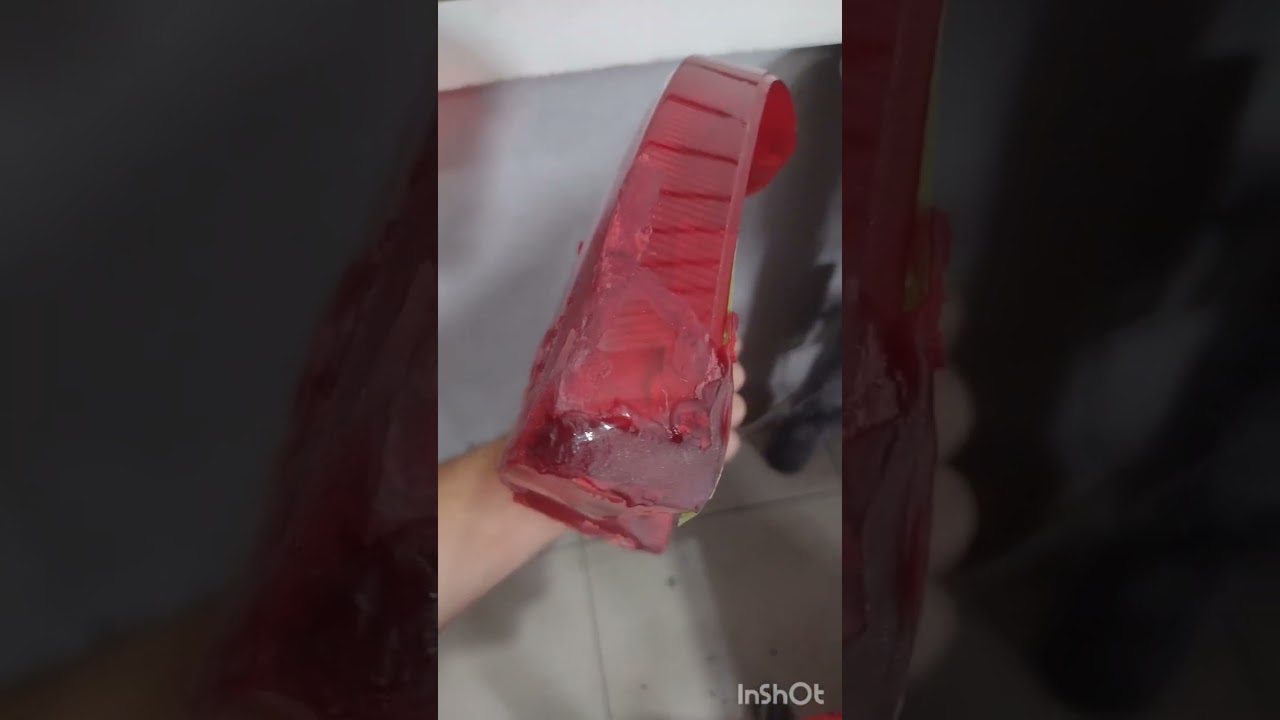 fazendo emenda de lente da lanterna traseira do Renault Twingo, restauração.