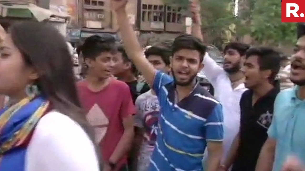 Student Protest Outside CBSE Office Delhi | CBSE Paper Leak