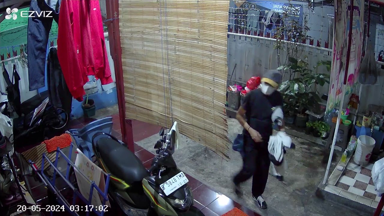 Maling terekam cctv sedang maling pakaian