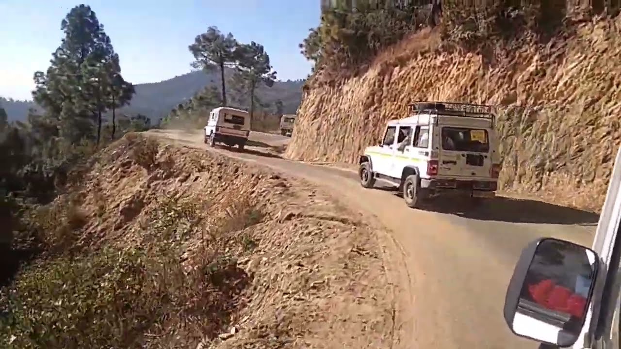 #पहाड़ी वादियां में गाड़ियों का व्यू #🚘#himalayan blogger#subscribe #comment #like #पहाड़#🚘🎥👀