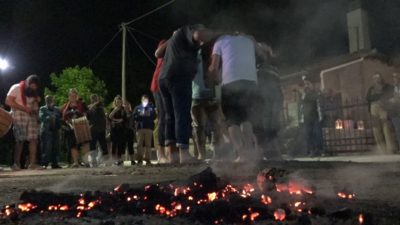 Ένα βράδυ με τους αναστενάρηδες που αναβίωσαν το έθιμο δυο χρόνια μετά
