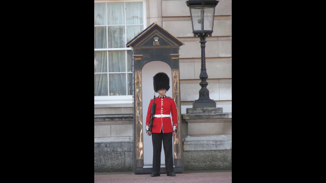 《英国ロンドン》バッキンガム宮殿・衛兵交代式《騎馬隊》騎馬警官・グリーンパーク