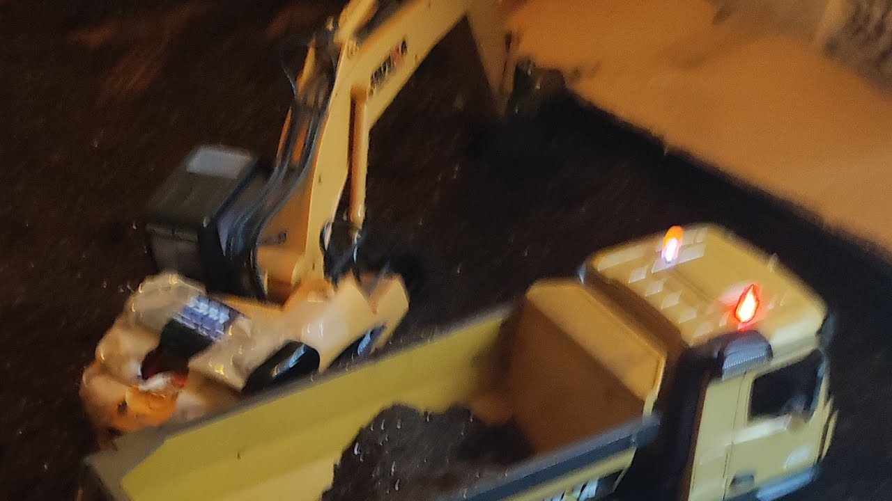 live RC chaos, excavator vs dump truck