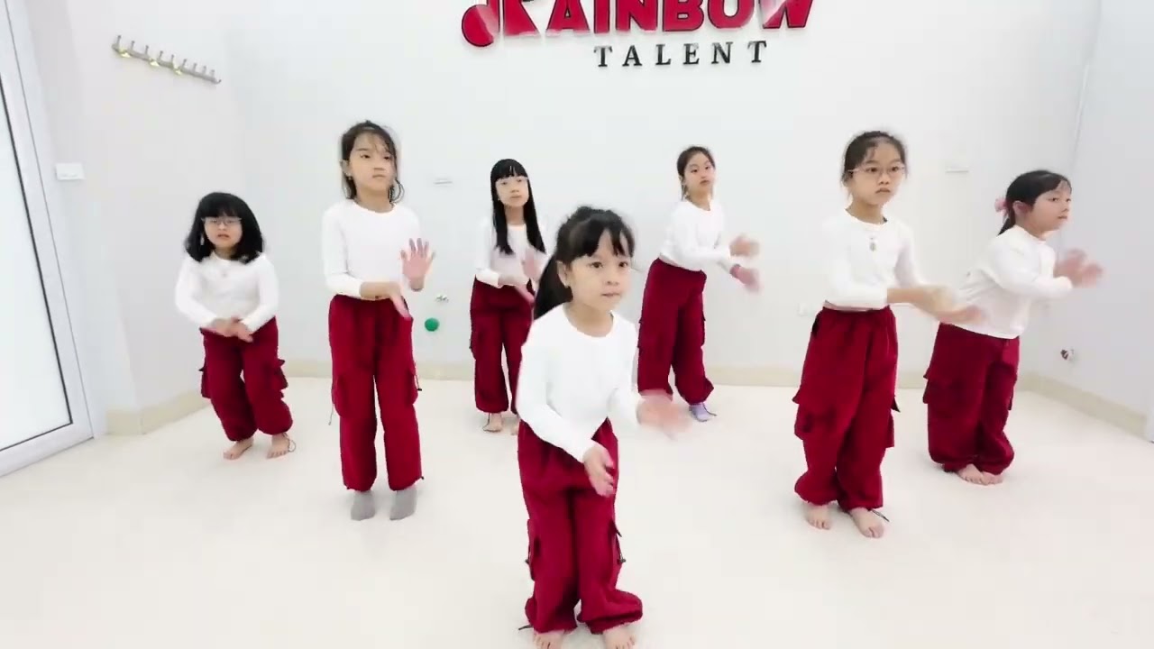Em Hà Linh đi học nhảy cuối tuần 😊