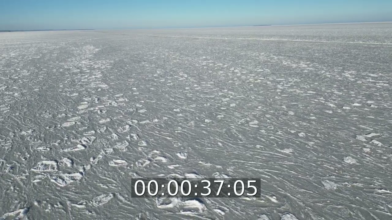Winterluftbild Gefrorene Meeres- Wasseroberfläche der Ostsee in Karlshagen im Bundesland ...