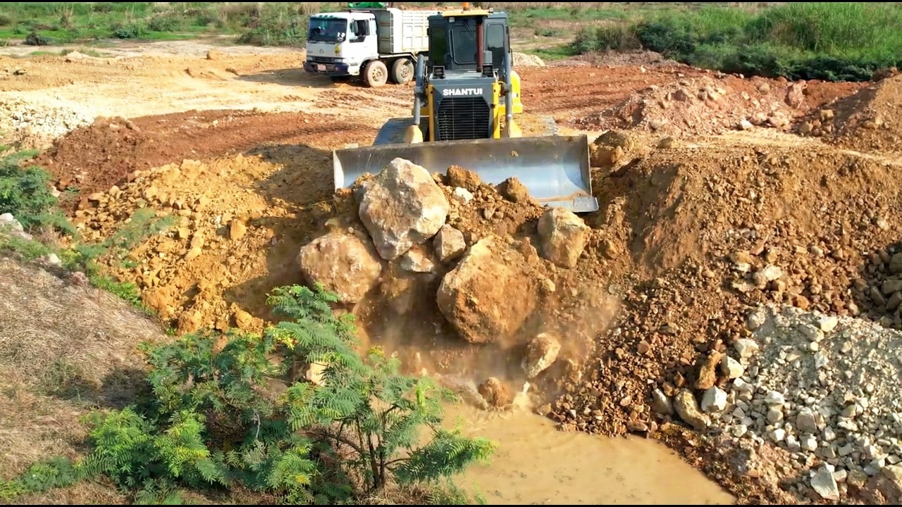 Expreme Work Huge Size Landfilling Smooth Operation Bulldozer Moving Soil Filling Up & Clear Trash