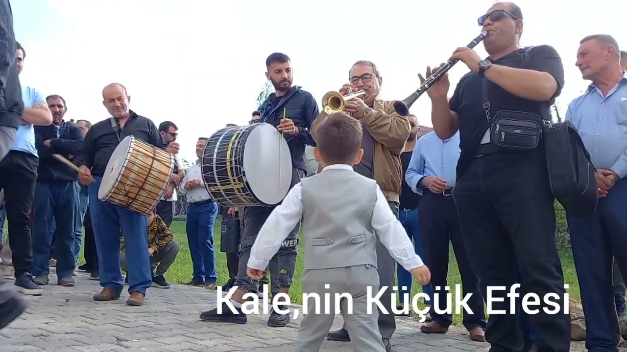 Denizli Kaleli 3 yaşındaki zeybek oynayan efe görenleri hayran bıraktı.