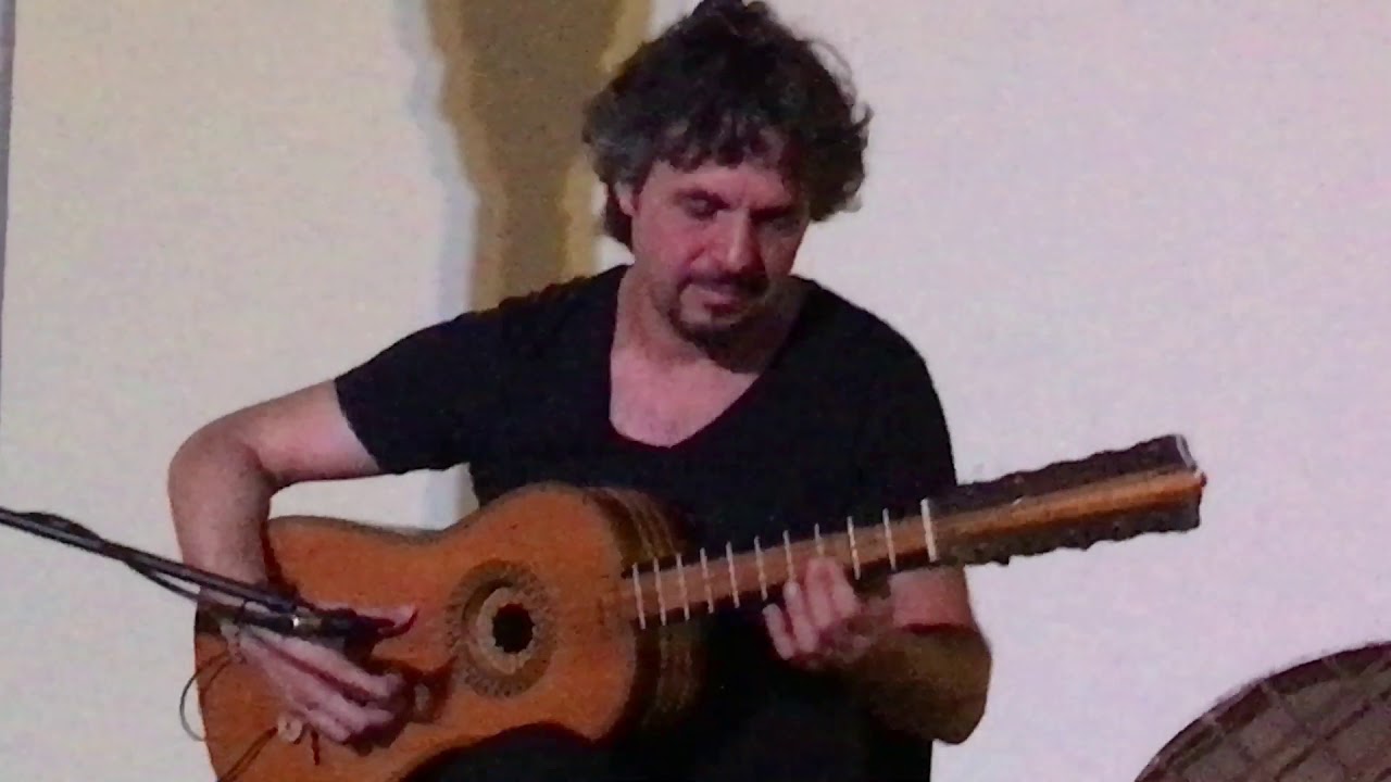 Marcello Vitale e la sua chitarra battente