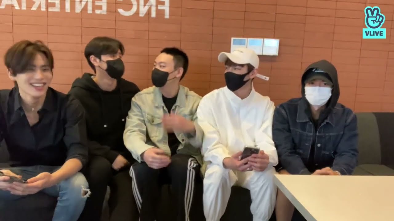 220320 (ENG) SF9 Inseong Vlive with 재윤, 주호, 유태양, 휘영