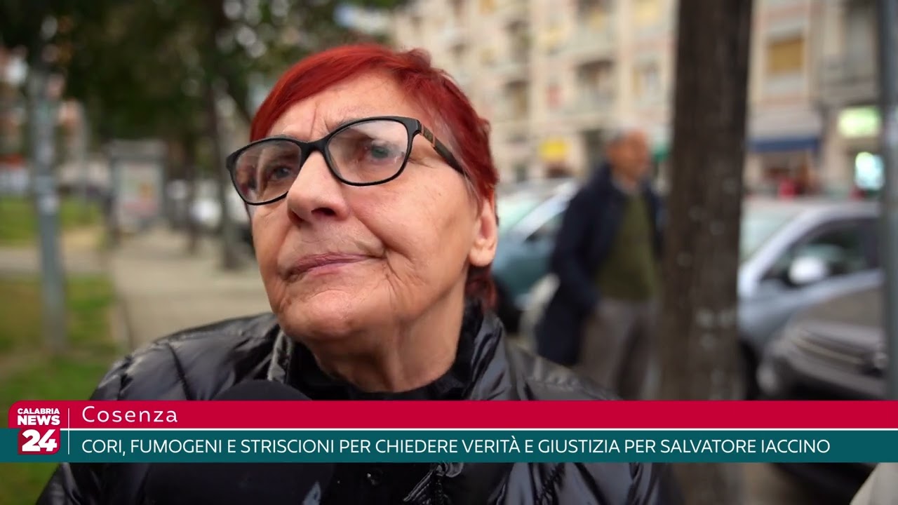 Cosenza - Cori, fumogeni e striscioni per chiedere verità e giustizia per Salvatore Iaccino