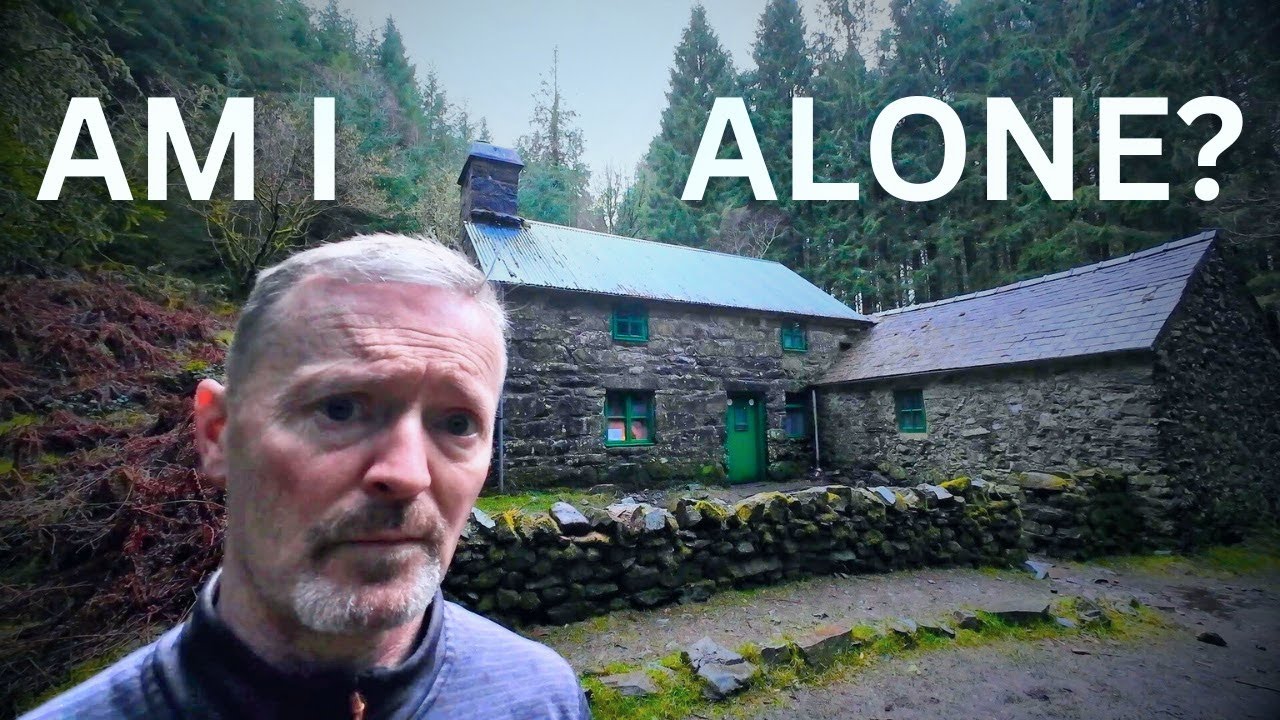 Ночь, проведенная в одиночестве в валлийской хижине XIX века, прошла НЕ так, как ожидалось...