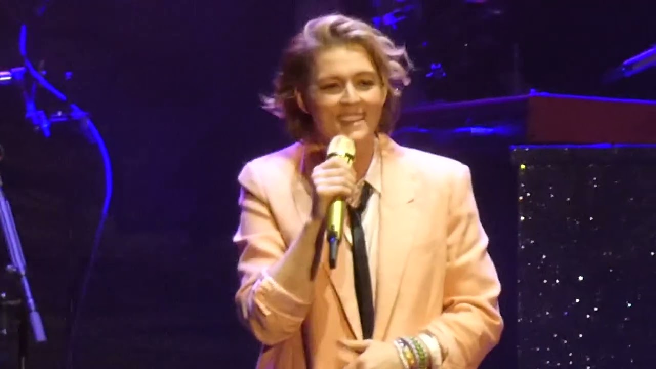 Brandi Carlile sings Led Zeppelin’s ‘Going to California’