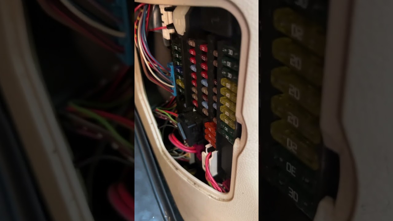 Extracci&oacute;n de la luz del airbag del Mini Cooper S 2013.